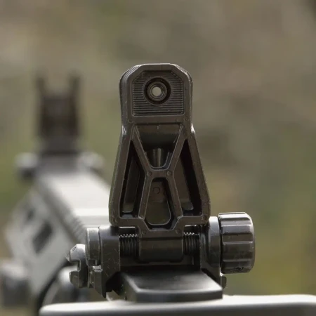 Magpul MBUS Pro Rear Sight – stalowy składany przeziernik celowniczy na karabinku AR15.