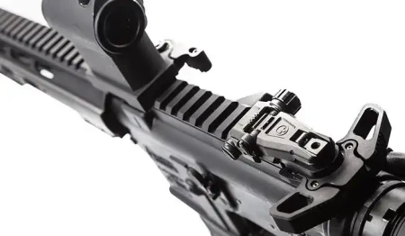 Zbliżenie na Magpul MBUS Pro Rear Sight – stalowy składany przeziernik celowniczy w pozycji złożonej na szynie karabinka AR-15.