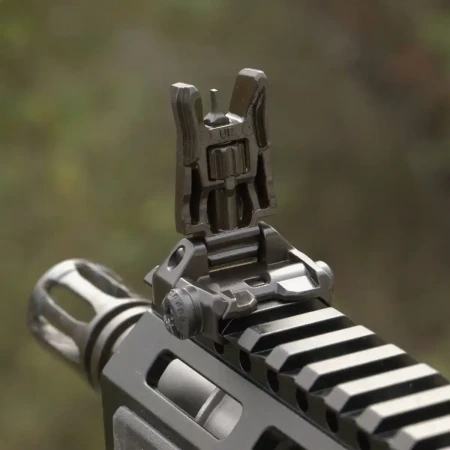 Magpul MBUS Pro Front Sight – stalowa składana muszka celownicza na szynie karabinka AR15.