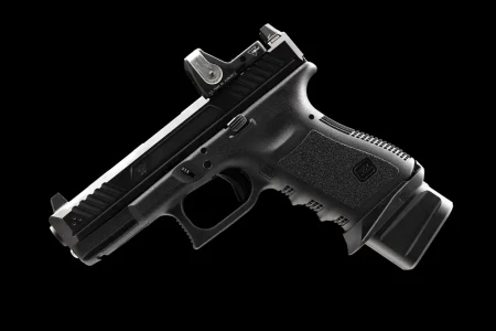 Strike Industries aluminiowa powiększona stopka magazynka +5 na pistolecie Glock 19.