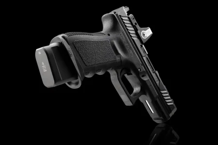 Strike Industries aluminiowa powiększona stopka magazynka +5 na pistolecie Glock 19.