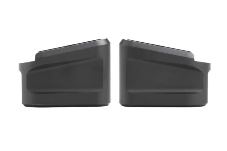 Strike Industries aluminiowa powiększona stopka magazynka Glock 19 +5 na białym tle. Odbicie lustrzane.