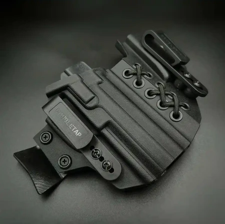 Kabura do pistoletu Glock 17 Doubletap Appendix Elastic IWB z ładownicą na ciemnym tle.