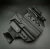 Kabura do pistoletu Glock 17 Doubletap Appendix Elastic IWB z ładownicą na ciemnym tle.