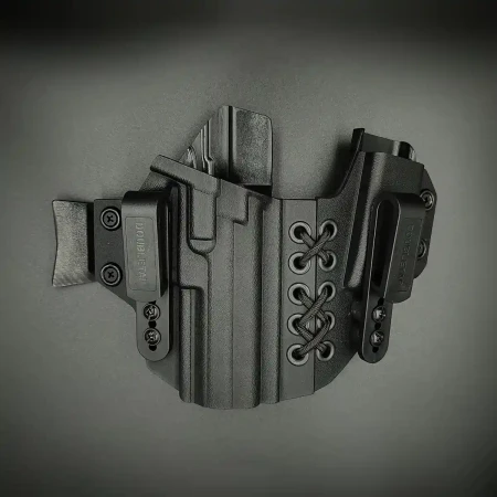 Kabura Glock 17 Doubletap Appendix Elastic IWB z ładownicą na ciemnym tle.