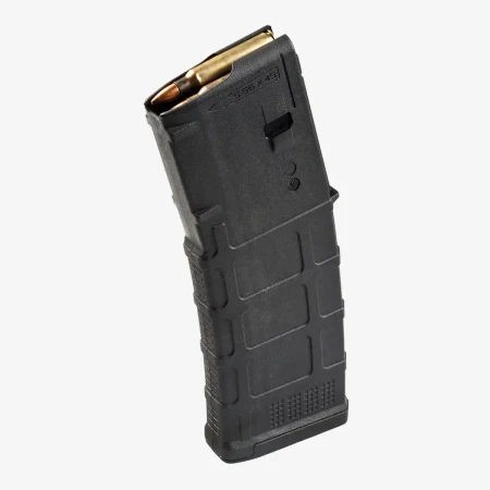 Magpul PMAG 30 AR/M4 GEN M3 magazynek do karabinka AR15 na białym tle.