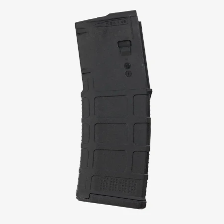 Magpul PMAG 30 AR/M4 GEN M3 magazynek do karabinka AR15 na białym tle. Lewa strona z ogranicznikiem dobicia.