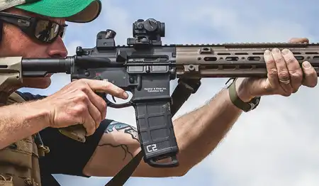 Magpul PMAG 30 AR/M4 GEN M3 magazynek do karabinka AR15 podczas użytkowania na strzelnicy.