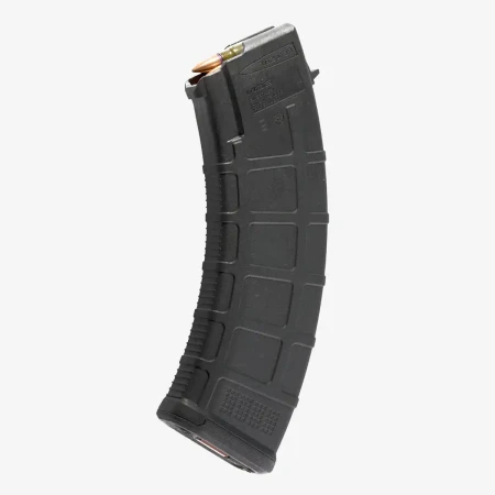 Magazynek AK/AKM Magpul PMAG 30  MOE 7.62x39mm MAG572 załadowany amunicją, na białym tle - strona lewa.