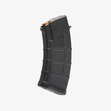 Magpul PMAG 20 AK/AKM MOE Czarny – magazynek do karabinka AK47/AKM 7.62x39mm na białym tle. Przód i lewa strona.