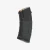 Magpul PMAG 20 AK/AKM MOE Czarny – magazynek do karabinka AK47/AKM 7.62x39mm na białym tle. Przód i lewa strona.