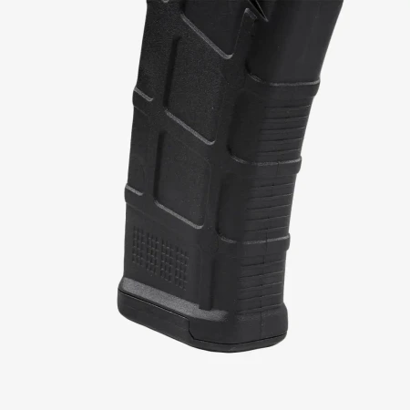 Magazynek AKM Magpul PMAG 20 MOE Czarny – przód i prawa strona ze strukturą poprawiającą przyczepność.