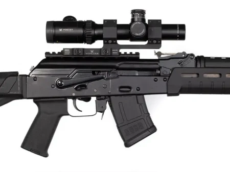 Magazynek Magpul PMAG 10 AK/AKM MOE załadowany w karabinku AKM z lunetą LPVO.