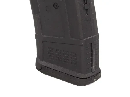 Agresywne żebrowanie ułatwiające wymianę magazynka Magpul PMAG AK/AKM 10 7.62x39mm.
