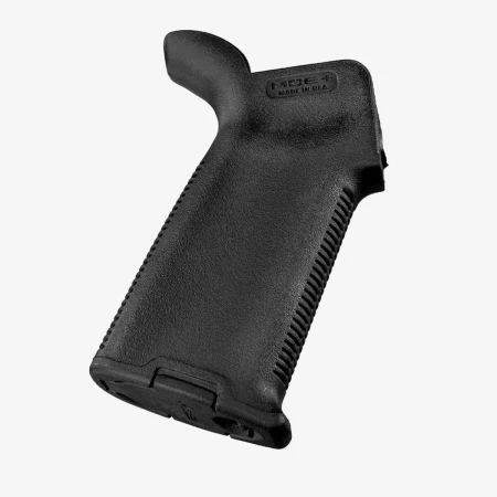 Magpul MOE+ Grip – Chwyt pistoletowy AR15/M4 Czarny MAG416 na białym tle.