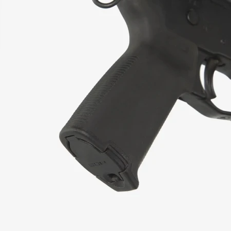 Zbliżenie na chwyt pistoletowy Magpul MOE+ Grip zamontowany na karabinku AR15.