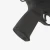 Zbliżenie na chwyt pistoletowy Magpul MOE+ Grip zamontowany na karabinku AR15.