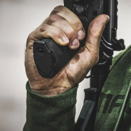 Magpul MOE+ Grip – Chwyt pistoletowy MAG416 Czarny na karabinku AR15/M4 trzymanym przez strzelca.