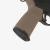Chwyt pistoletowy AR15 Magpul MOE+ w kolorze FDE na karabinku.