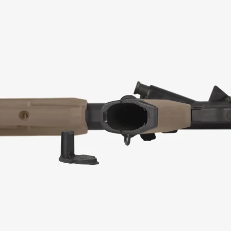Przedział transportowy wewnątrz chwytu pistoletowego AR15 Magpul MOE+ w kolorze FDE.