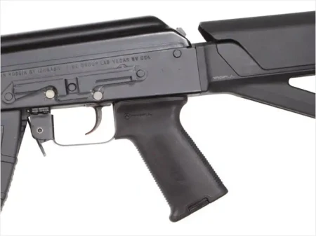 Lewa strona chwytu Magpul MOE AK+ Grip na karabinku AKM.