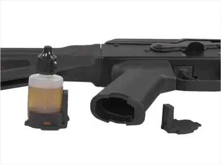 Schowek wewnątrz chwytu Magpul MOE AK+ Grip.