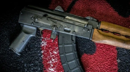 Chwyt pistoletowy Magpul MOE AK+ Grip na karabinku AKM.