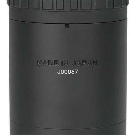 Detal tubusu lunety celowniczej Delta Optical Stryker HD 4,5-30x56 FFP LRD-1P z numerem seryjnym i informacją "Made in Japan".