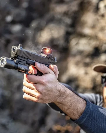 Kolimator Vortex Defender ST 6 MOA na pistolecie Glock.