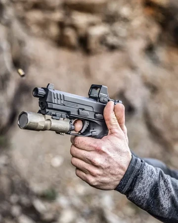 Kolimator Vortex Defender ST 6 MOA na pistolecie Masada.