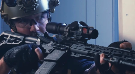 Vortex Defender ST 6 MOA jako offset na karabinku AR-15.