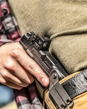 Kolimator Vortex Defender CCW 6 MOA na pistolecie wkładanym do kabury.