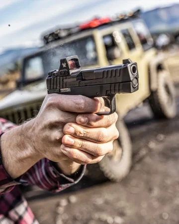 Kolimator Vortex Defender CCW 6 MOA na pistolecie w trakcie strzelania.