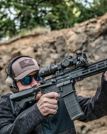 Luneta biegowa Vortex Strike Eagle 1-8x24 FFP na karabinku AR15 podczas strzelania.