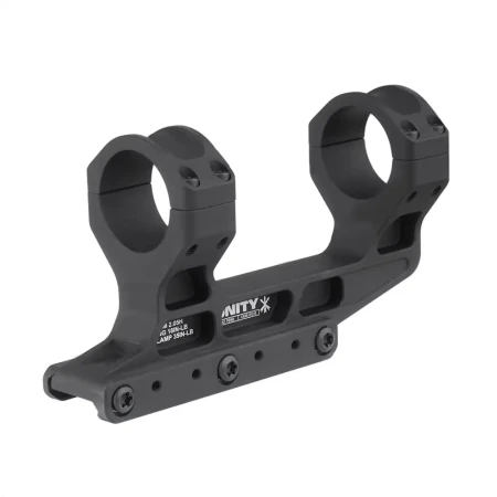 Montaż lunety Unity Tactical LPVO - czarny na białym tle. Tył i prawa strona.