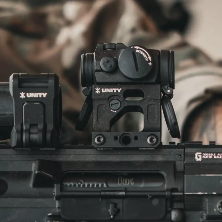 Podwyższony montaż kolimatora Unity Tactical FAST Micro Footprint na karabinku AR15 razem z powiększalnikiem.