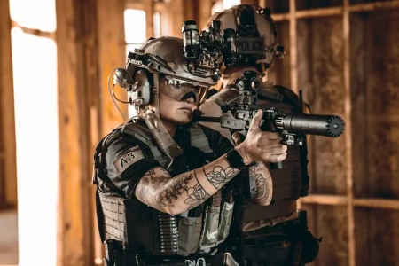 Podwyższony montaż kolimatora Unity Tactical FAST Micro Footprint na pistolecie maszynowym B&T.