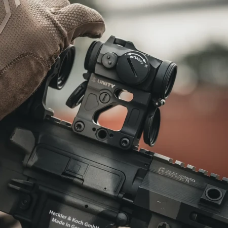Podwyższony montaż Unity Tactical FAST Micro Footprint na karabinku AR15 razem z kolimatorem.