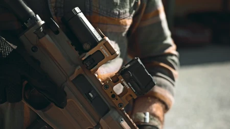 Unity Tactical FAST FTC Omni QD z powiększalnikiem i kolimatorem Holosun AEMS.
