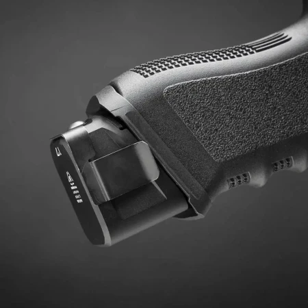 Powiększona stopka magazynka Strike Industries EMP z zamontowanym klipsem Pocket Clip w pistolecie Glock.