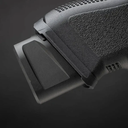 Powiększona stopka magazynka Strike Industries EMP w pistolecie Glock.