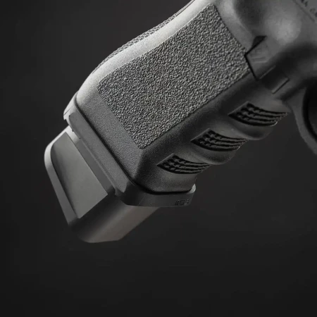 Powiększona stopka magazynka Strike Industries EMP w pistolecie Glock.