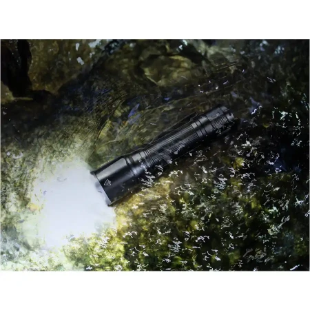 Latarka taktyczna Fenix TK16 V2.0 zanurzona pod wodą.