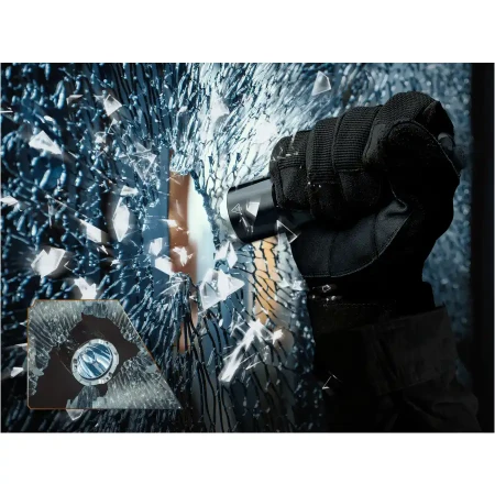 Demonstracja wybijania szyby przy użyciu latarki Fenix TK16 V2.0.