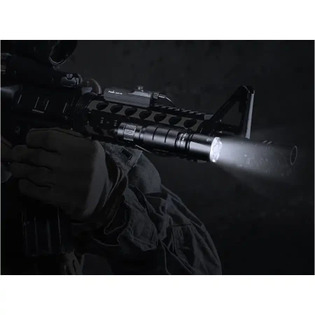 Latarka-taktyczna-led-fenix-tk16-v2-0-czarna_09.webp