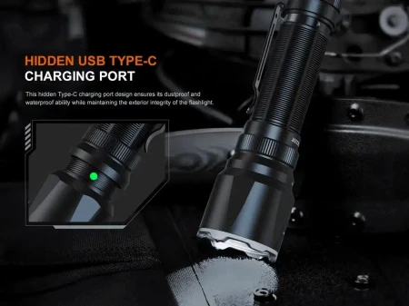 Ukryty port ładowania USB w latarce taktycznej Fenix TK22R – 3200 lm.