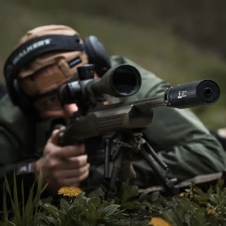 Tłumik dźwieku Gomander TACTINOX QD-LOCK L 5.56 mm na karabinku precyzyjnym.