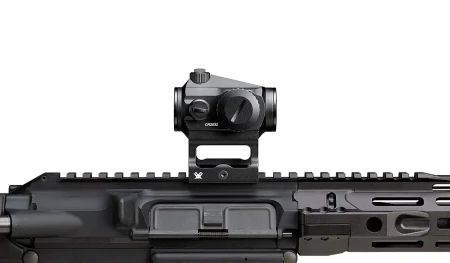 Kolimator Vortex Crossfire Red Dot na łożu karabinka.