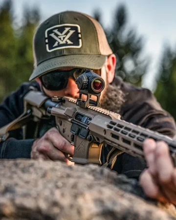 Kolimator Vortex Crossfire Red Dot na karabinku.