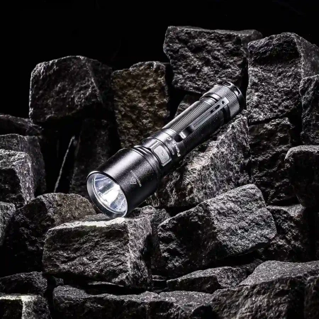 Latarka Fenix C7 LED 3000 lm na kamieniach.